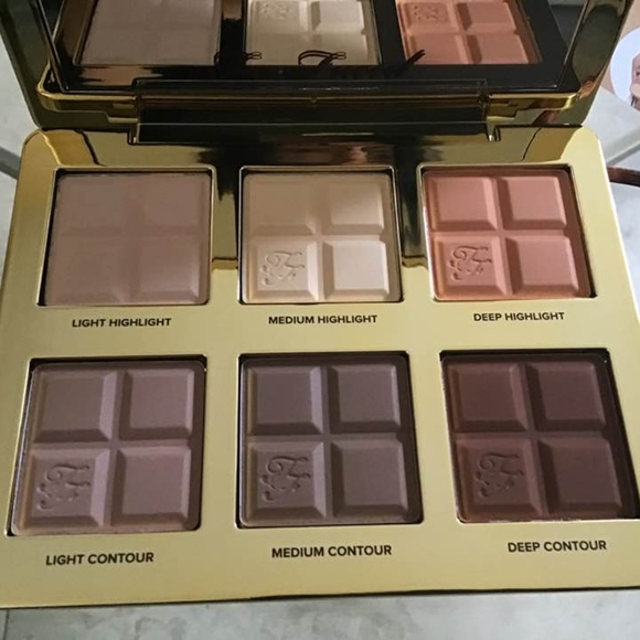 Too Faced Cocoa Contour and Highlighting Palette - - Picture 8 of 11